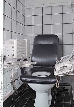 Este assento foi feito pelo artista russo Alexey Soloviev. É um fato pouco conhecido o motivo que a Rússia não venceu a corrida espacial que é atribu�do a maior parte de seus recursos tecnológicos para o desenvolvimento deste WC-office.